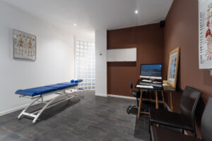 巴塞罗那家庭脊椎治疗中心的设施。 房间和担架