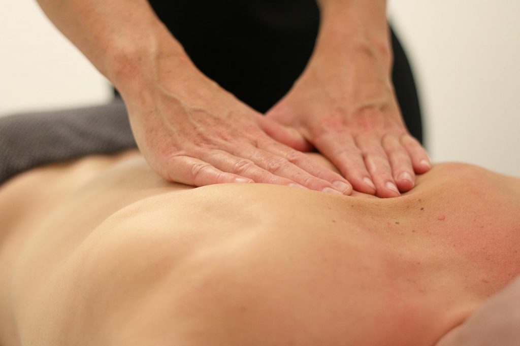 Avec la chiropratique, vous n'êtes jamais perdu. Chiropraticien faisant un massage du dos