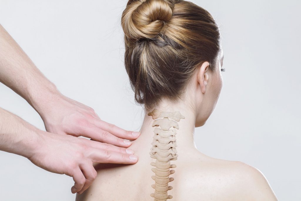 与脊椎按摩疗法相关的病理和症状。 女人和脊椎的形象