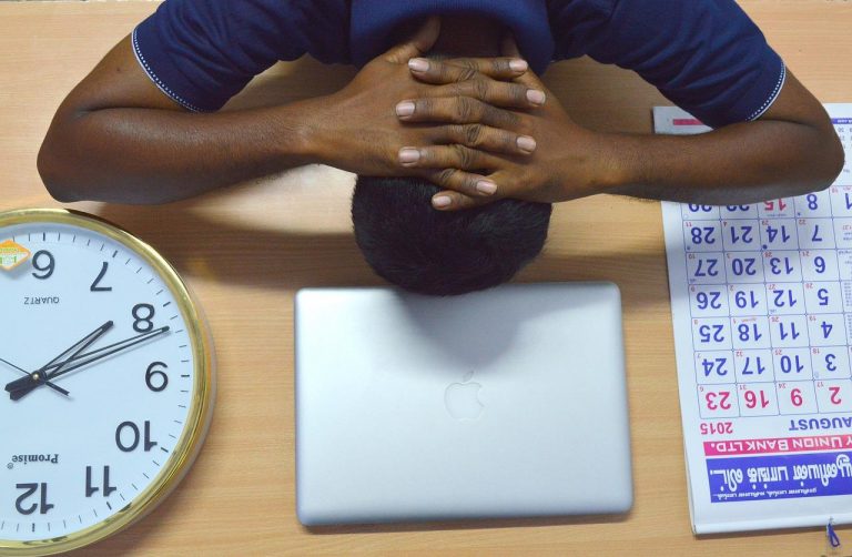 Finanzieller Stress für die Wirbelsäule. Foto einer gestressten Person