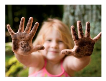 Микробы: зачем они нужны детям. Маленькая девочка с грязными руками